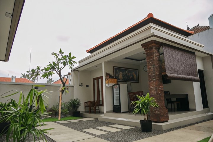 Uma Emas Residence