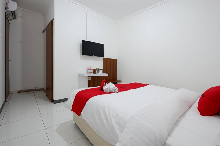 RedDoorz near Mall Ciputra 2