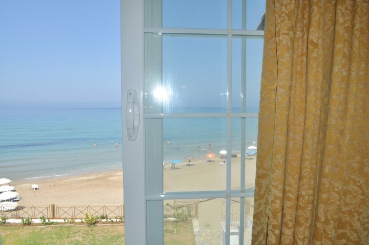 Beachfront Holiday Apartments in Agios Gordios, Corfu.