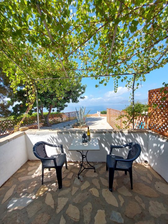 位于萨莫斯岛山上的美丽房子，距有组织的海滩400米(Beautiful House Located on a Hill in Samos Island, 400 m from an Organized Beach)