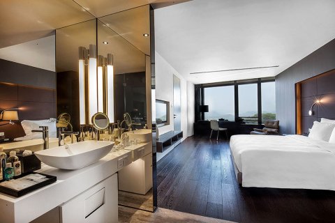 深圳乐酒店(太安地铁站东湖公园店)