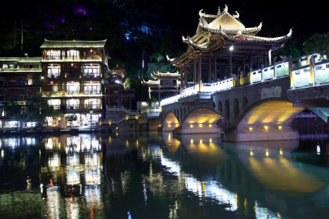 凤凰花迹江景民宿