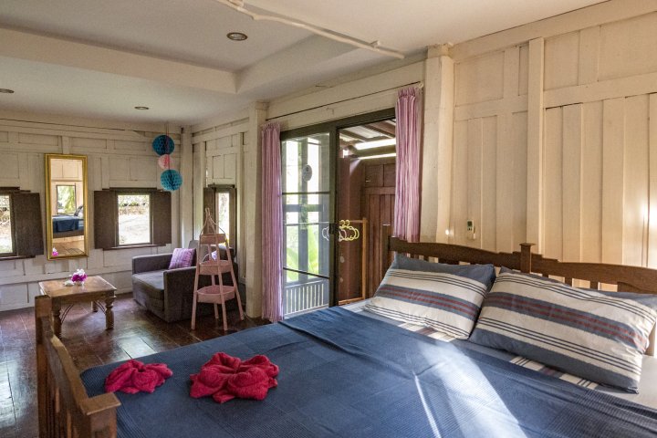 Thai-Style Bungalow on Koh Mak Island. Basil House with Balcony and Kitchenette.