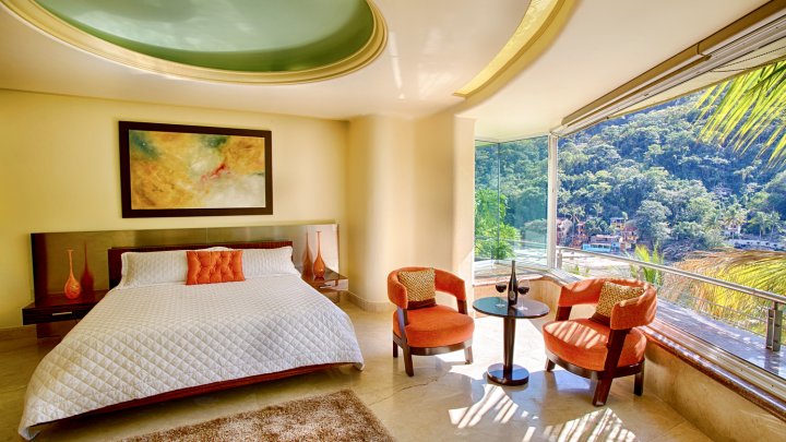 Luxury Suite with Garden and Ocean view