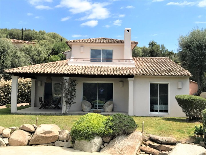 charming villa 800 m from a fine sandy beach