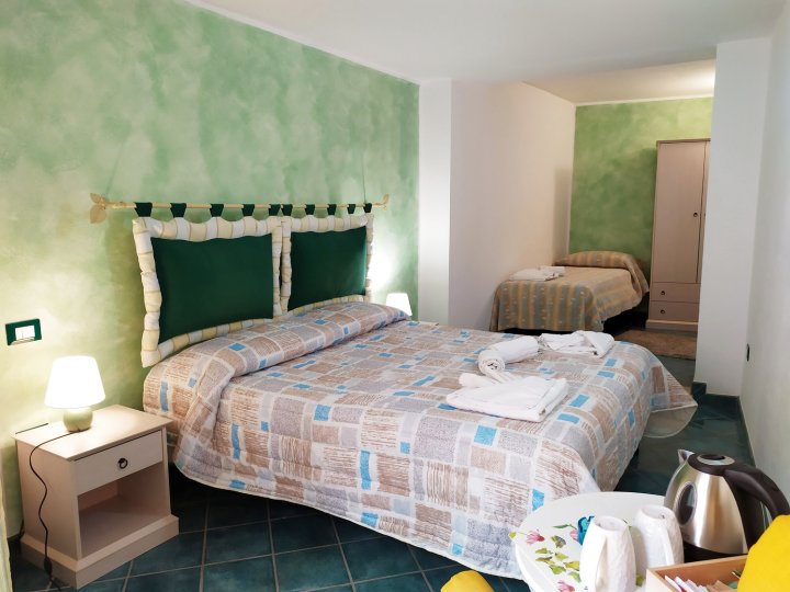 Caprera Room - Air-conditioned triple room in Maranola - Formia