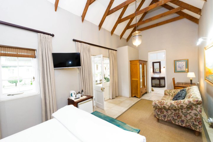 One of Our Top Picks in Pretoria - Lovely Spacious Room with Breakfast!