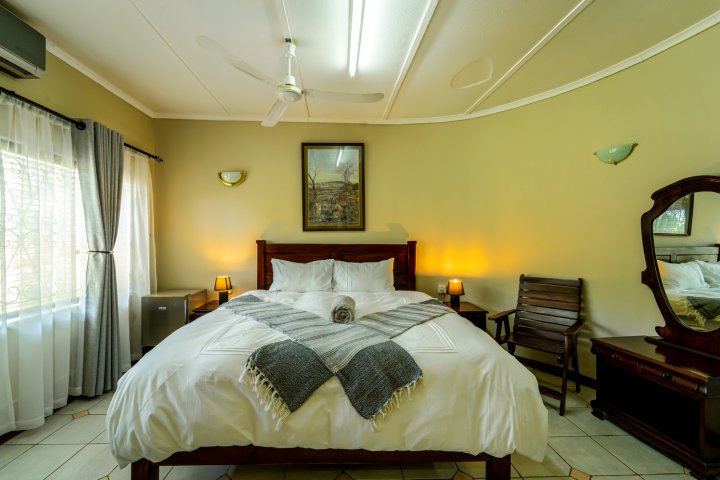 Zambezi Family Lodge - Lion Room