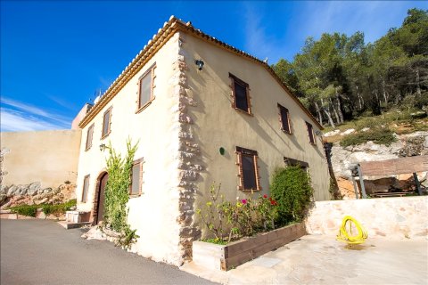 Catalunya Casas: Sublime Villa Mas Godell for up to 12 People in Famous Catalan Wine Regions!