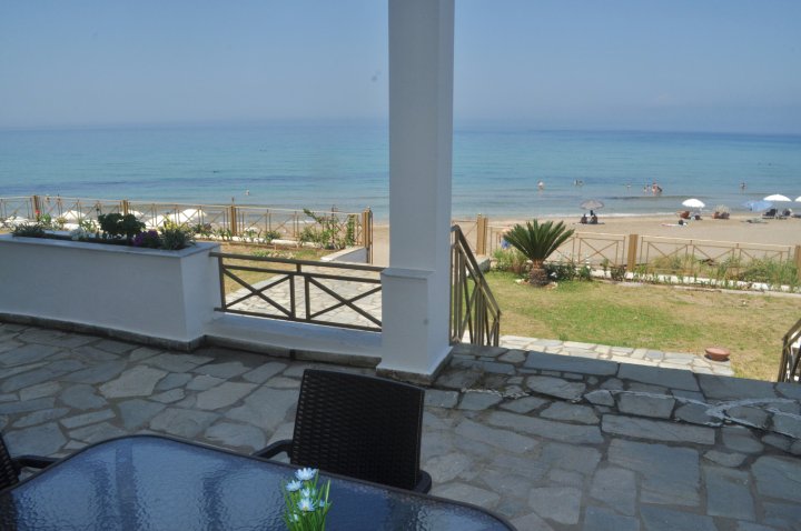 Studio Apartment on the Beach - Agios Gordios, Corfu