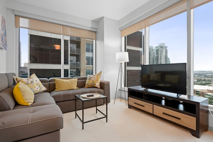 2Br 2BA Stampede and Calgary Tower View. Free Park
