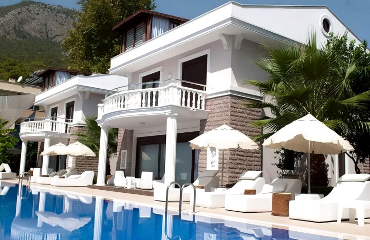 Fabulous Villa with Shared Pool and Jacuzzi in Kemer