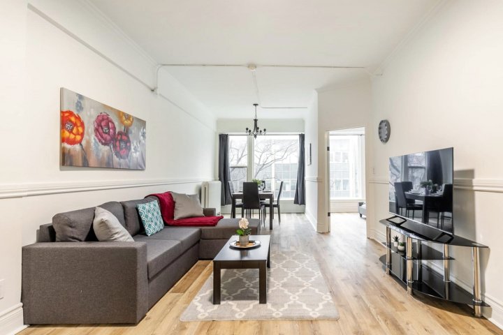 Bright and Spacious 3Br Apt with Netflix, Near King Street!