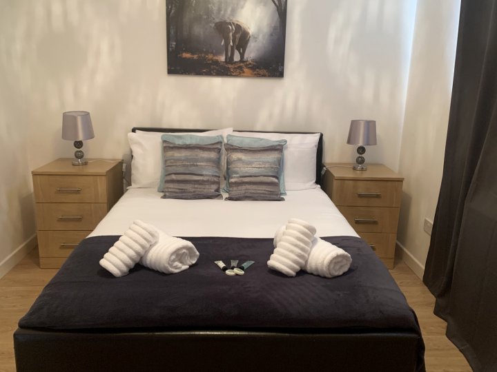 Absolute Stay in Sherwood-Free Parking-East Midlands Airport-Contractors-Family