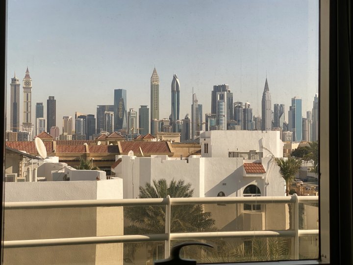 Experience Luxury Living in Superb 3 Bed Apartment in Prime Location of Dubai