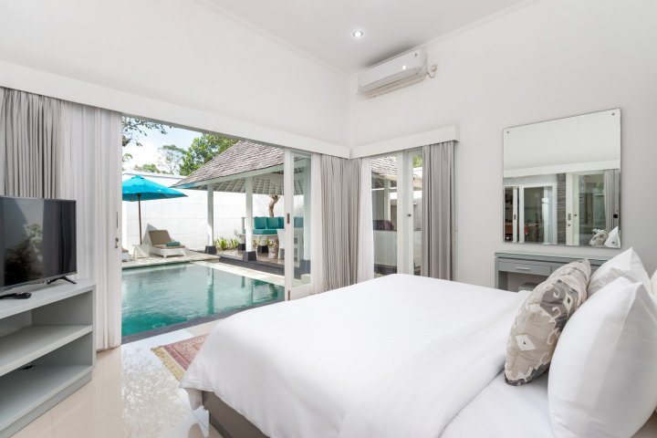 Top Selling 3 Bedrooms Villa in Seminyak Included Breakfast