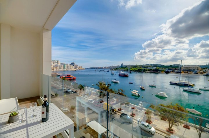 Superlative Apartment with Valletta and Harbour Views