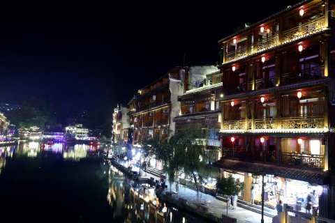 凤凰花迹江景民宿