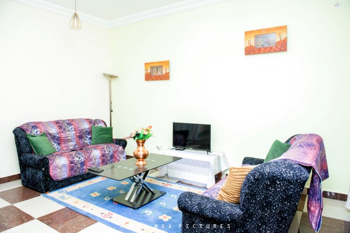 Odza, Modern Apartment, 3 Bedrooms, Private Parking