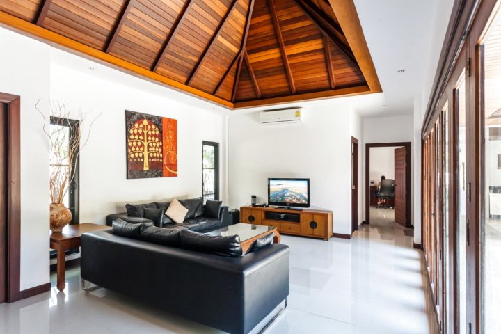 Frangipani Villa in Nai Harn - 5 Bedroom Private Pool with Garden and Pizza Oven