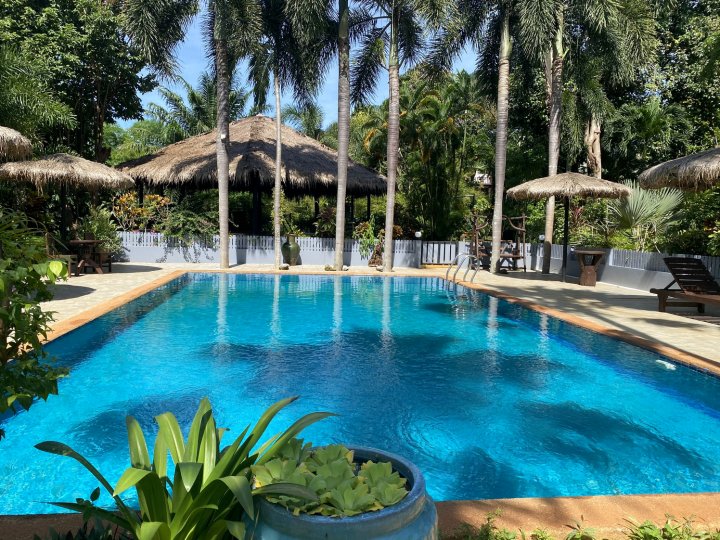 Thai-Style Bungalow on Koh Mak Island. Cute House with Balcony and Kitchenette.