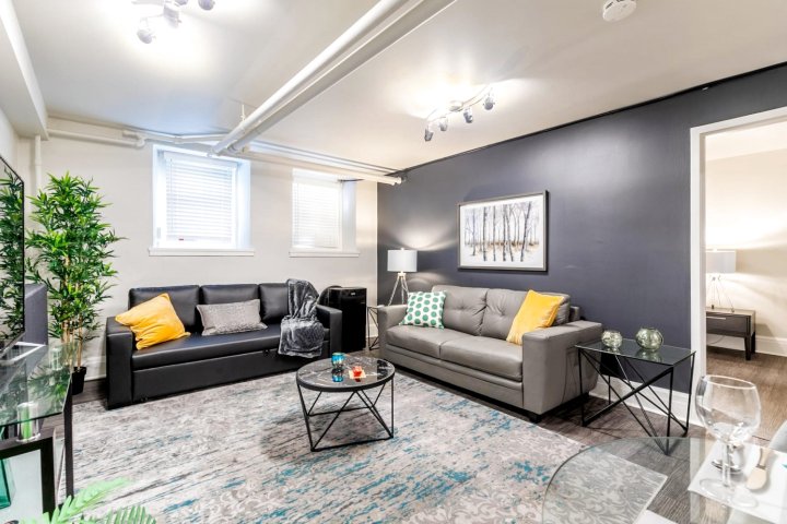 Modern 2Br Apartment with Netflix - Heart of DT Hamilton!