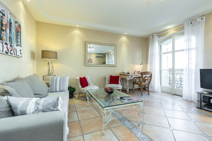 Lovely 2 Bed 2 Bath Apartment in Cannes on Rue Antibea Easy Walk to the Palais - 224