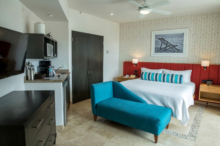 1 King Suite, in the Heart of Cabo (Medano Beach)