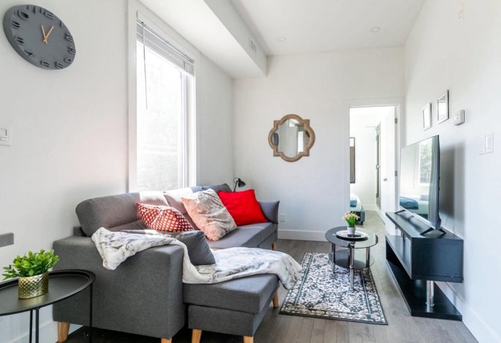 Stunning and Bright 2Br Apt with Netflix!