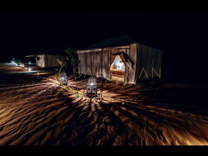 Splendid Desert Saharian Luxury Camp in Quiet and Idyllic Sand Dunes