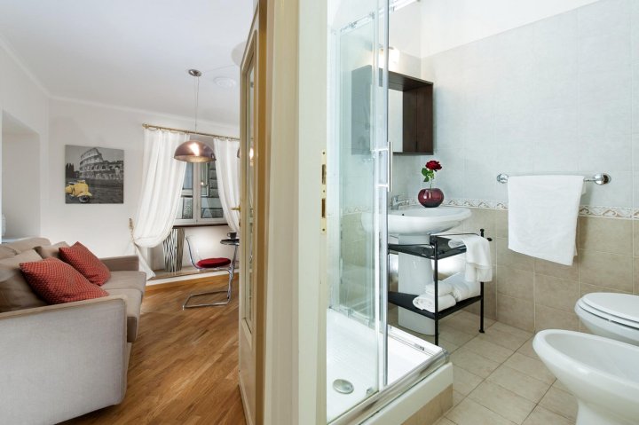 Corso in Roma with 3 Bedrooms and 3 Bathrooms