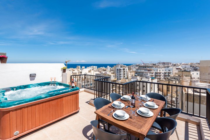 GetawaysMalta - Seashells Superior with 2 Terraces, Sea View and Hot Tub Jacuzzi