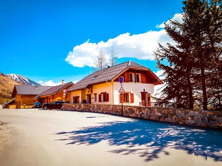 Luxurious and Spacious Detached 12-Person Chalet in Saint Sorlin d'Arves