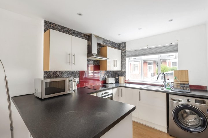 Entire Home - Cosy 3 Bedroom House, Close to Levenshulme Station, 13 Mins to Manchester City Centre