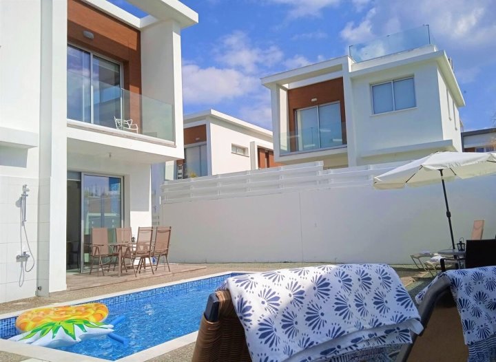 Beautiful Detached Modern Villa with Pool