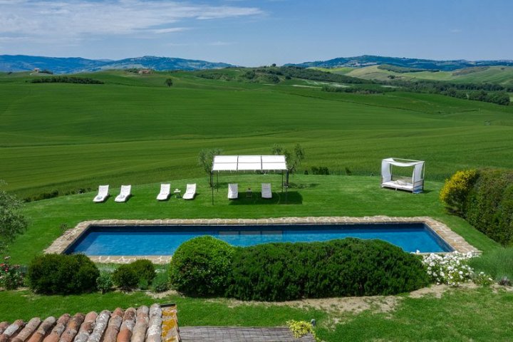Villa Pienza, Val d'Orcia Luxury Accommodation with Pool and A/C for 12 Persons!