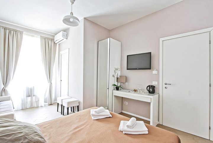 White Vatican - Three-Bedroom Apartment - Viale Giulio Cesare 128