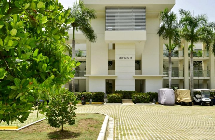 Spacious and Fully-Equiped Apartment with Golf Course View in Exclusive Beach Resort