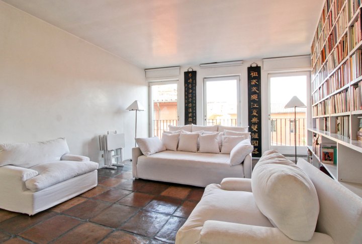 Luxury Art Apartment in Trastevere with Terrace