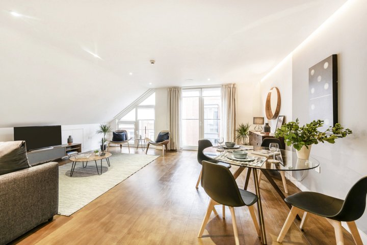A Lavish 2-Bedroom 2-Bathroom Apartment with Lift in Covent Garden