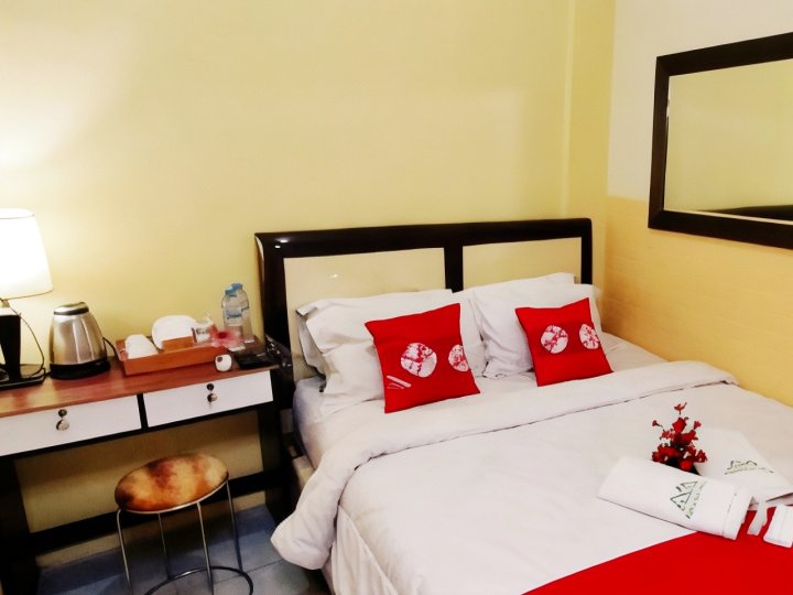 Charming Deluxe Room with Ac and Wifi