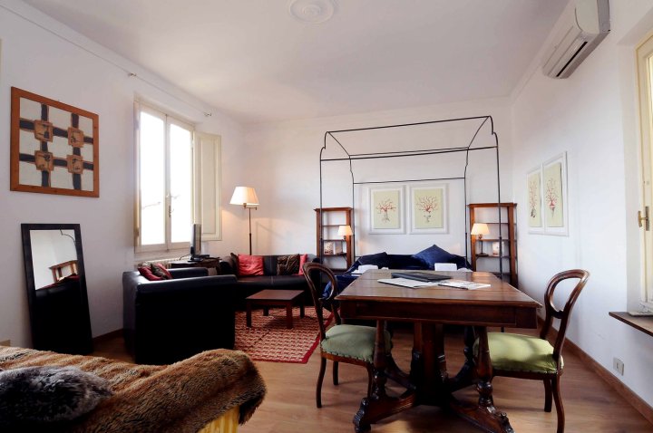 Charming Studio Apartment in Front of the Arno River