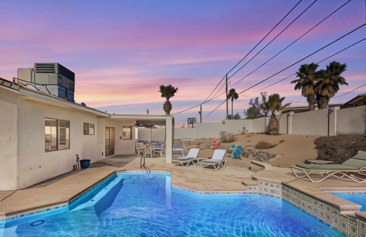 New! Desert Pool & Spa Home, Minutes to Beach!