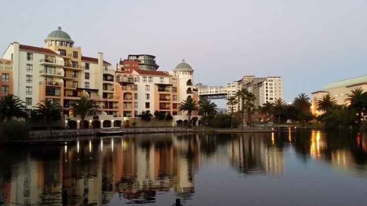 世纪城豪华公寓酒店(Luxurious Apartment in Century City)