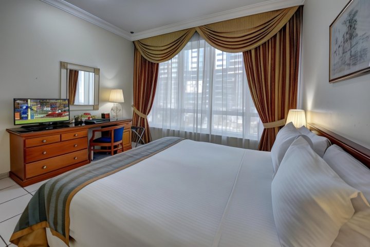 One Bedroom Apartment Near Grand Emirates Market