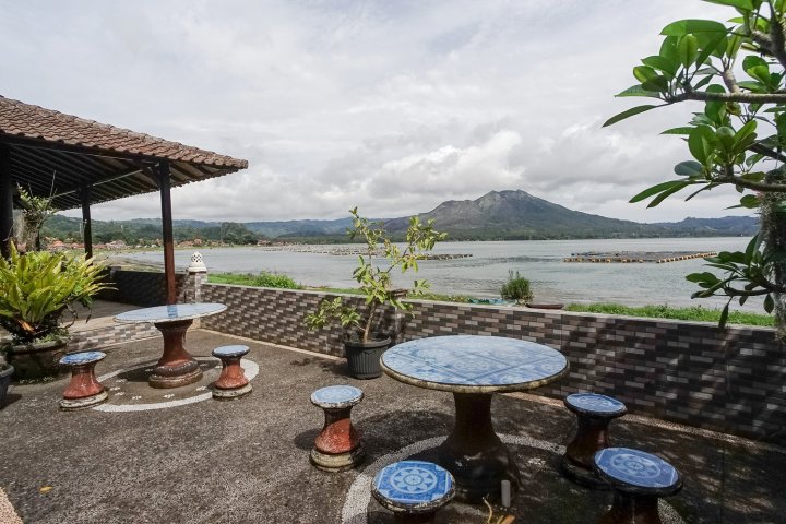 巴魯納湖畔景觀飯店(Baruna Lakeside View)