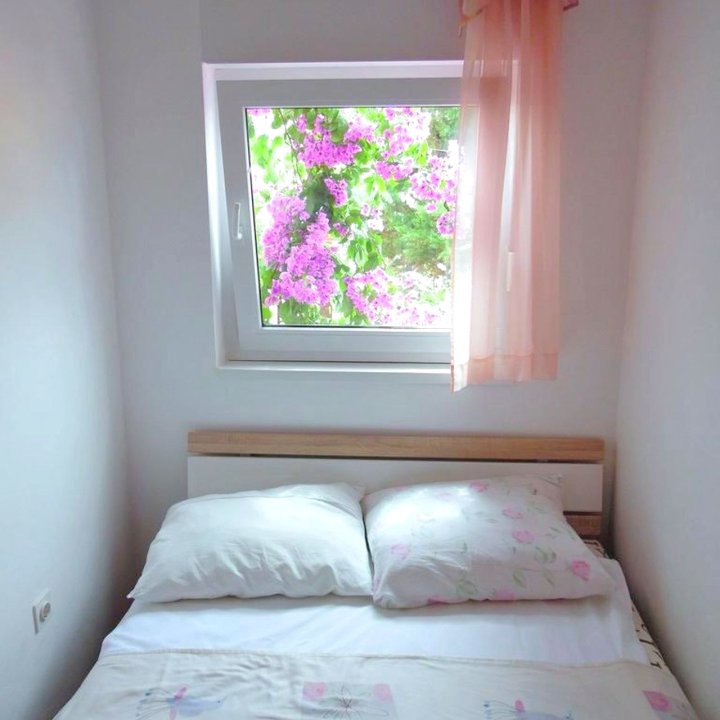 "亚兹花卉公寓 1"("floral Apartments Yazzy 1")