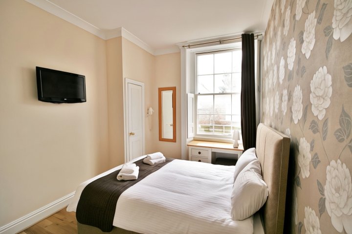 Central Studios Gloucester Place by Roomsbooked