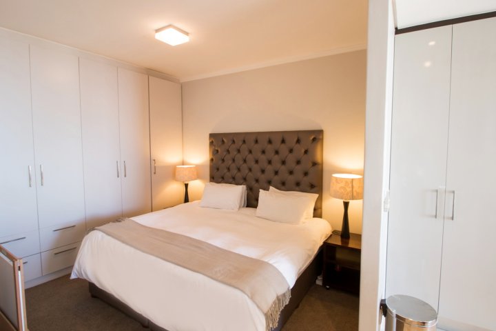 Camps Bay Studio Apartment - Luxurious with Stunning Sea View