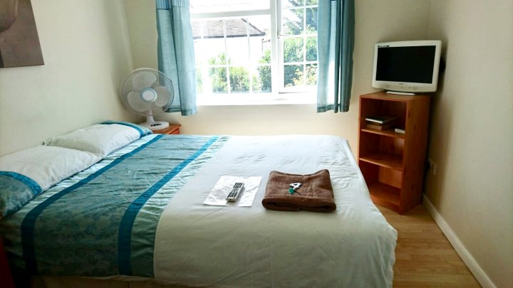 Double with Shared Bathroom Sleeps 1-2 Located 5 Minutes from Heathrow (Dsbyr)